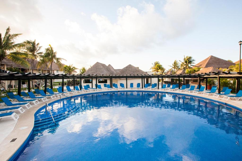 Bazén v ubytování Allegro Playacar - All Inclusive Resort nebo v jeho okolí