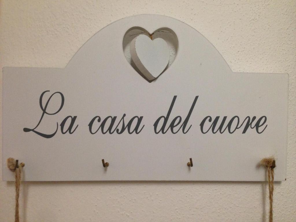 een teken dat leest la casa del adore met een hart bij La Casa del Cuore in Lerici