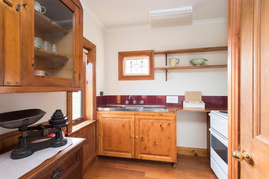 Kuchyň nebo kuchyňský kout v ubytování Killynaught Spa Cottages
