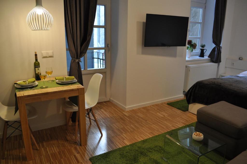 Televízia a/alebo spoločenská miestnosť v ubytovaní Studio Apartments City&style