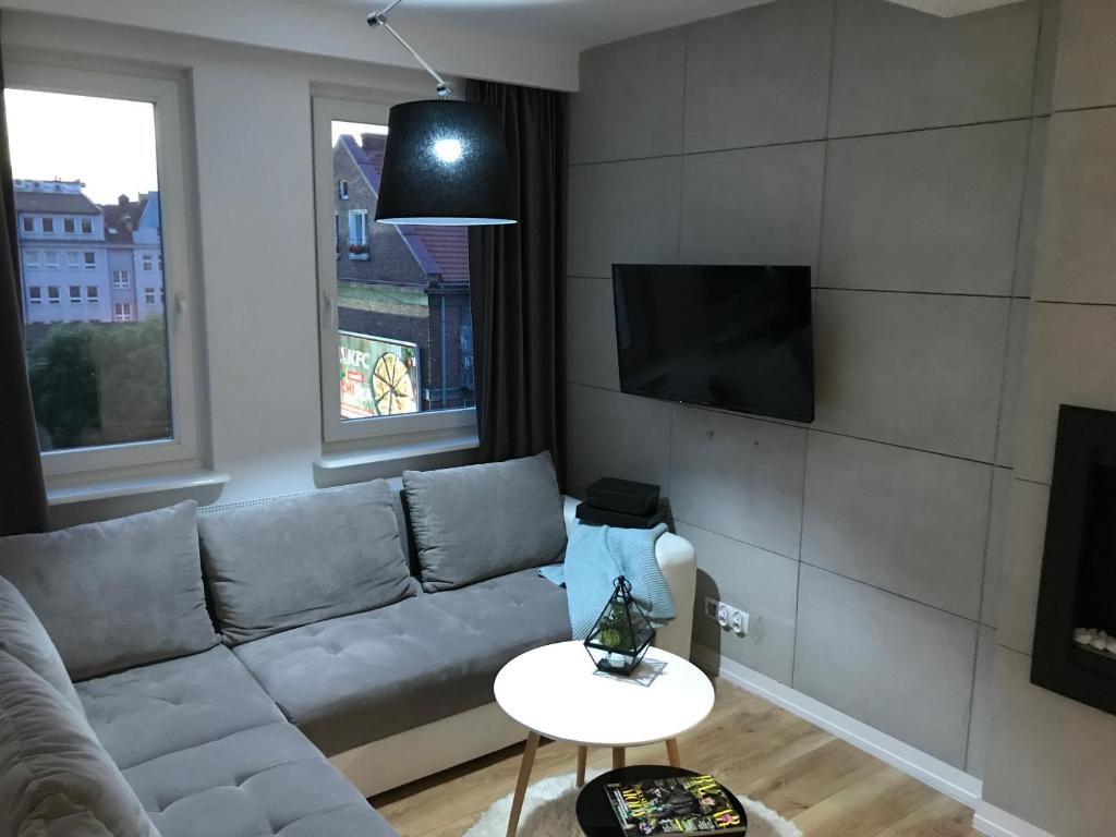 Televízia a/alebo spoločenská miestnosť v ubytovaní Apartament Mozart