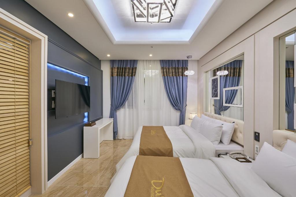 Postel nebo postele na pokoji v ubytování Dubai Hotel