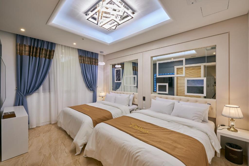 Postel nebo postele na pokoji v ubytování Dubai Hotel