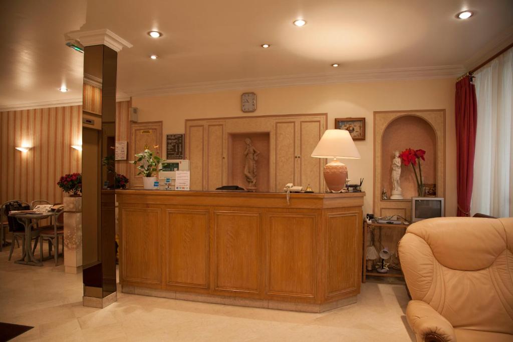 a living room with a bar in the middle of a room at Hôtel des Pyrénées - Entre Bastille et Nation in Paris