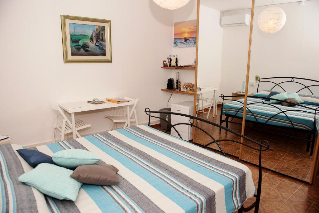 1 dormitorio con 2 camas, mesa y escritorio en Affittacamere Fiorella, en Riomaggiore