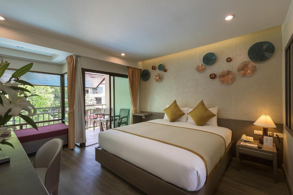 Postel nebo postele na pokoji v ubytování Chanalai Flora Resort, Kata Beach