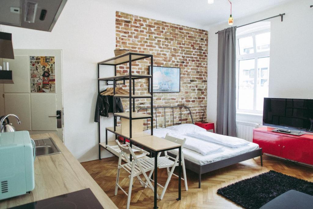 ein Wohnzimmer mit Ziegelwand in der Unterkunft Boutique Apartments Possonium in Bratislava