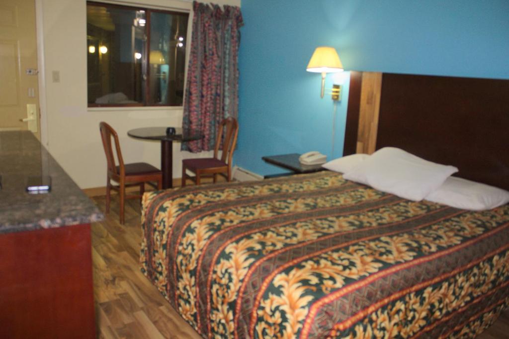 American Inn and Suites - Queen Room