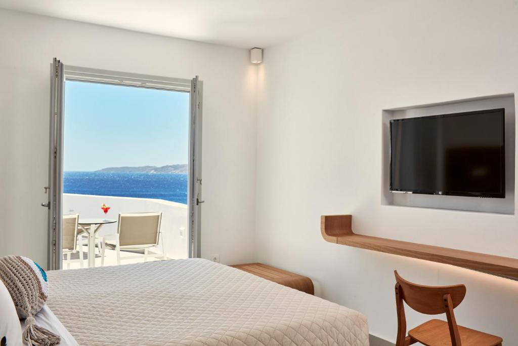 Postel nebo postele na pokoji v ubytování Manoula's Beach Mykonos Resort
