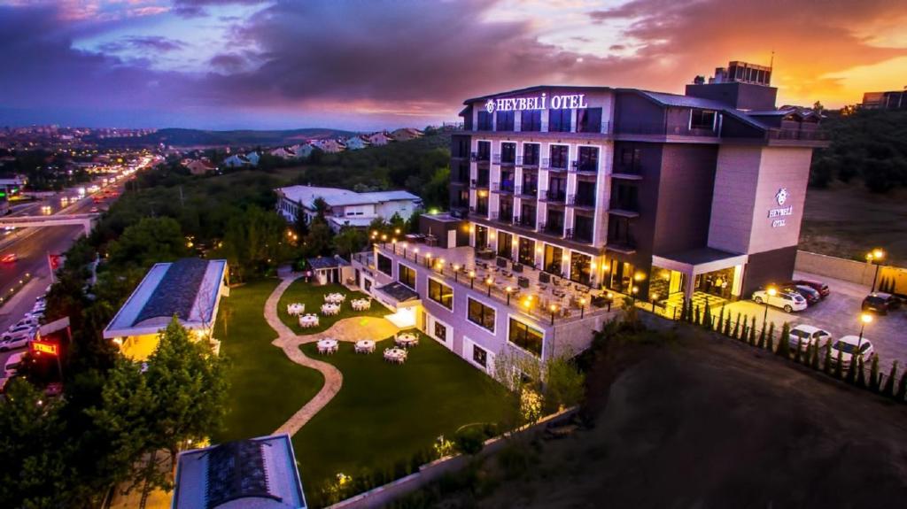una vista aerea di un hotel di notte di Heybeli Hotel a Mudanya