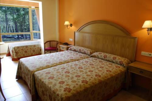 Postel nebo postele na pokoji v ubytování Hotel Abeiras