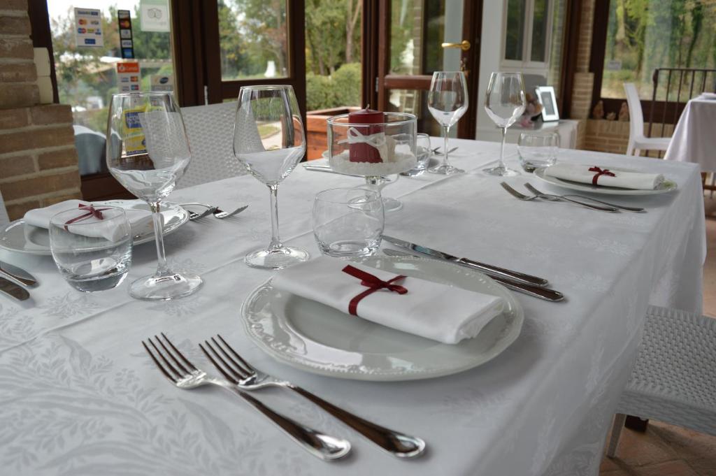 Um restaurante ou outro lugar para comer em Re Artù Assisi Country Lifestyle