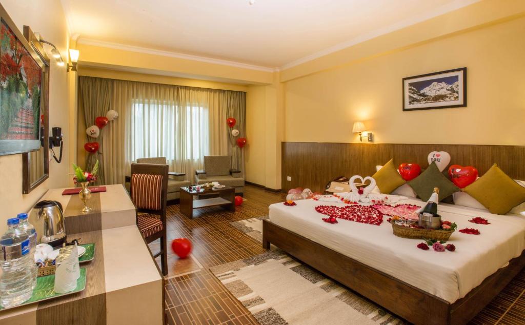 Rúm í herbergi á Mount Kailash Resort