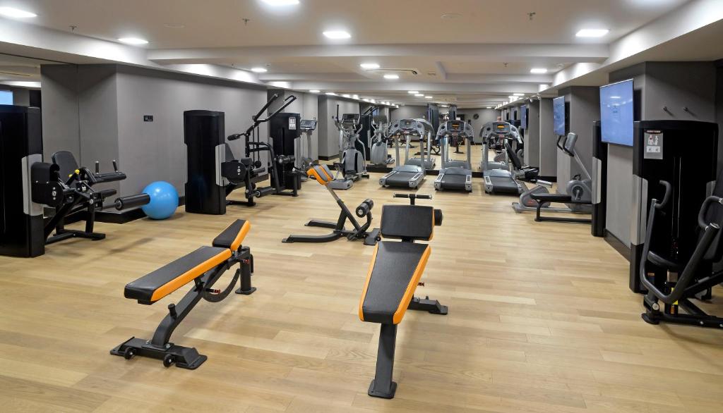 Posilňovňa alebo fitness centrum v ubytovaní Cornaro Hotel