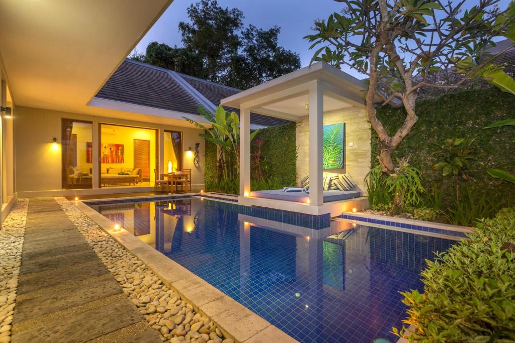 - une piscine dans l'arrière-cour d'une villa dans l'établissement Bali Easy Living Canggu, à Canggu