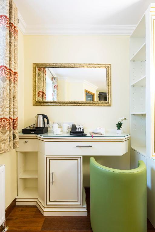 Kuchyň nebo kuchyňský kout v ubytování Linton Hotel Luton