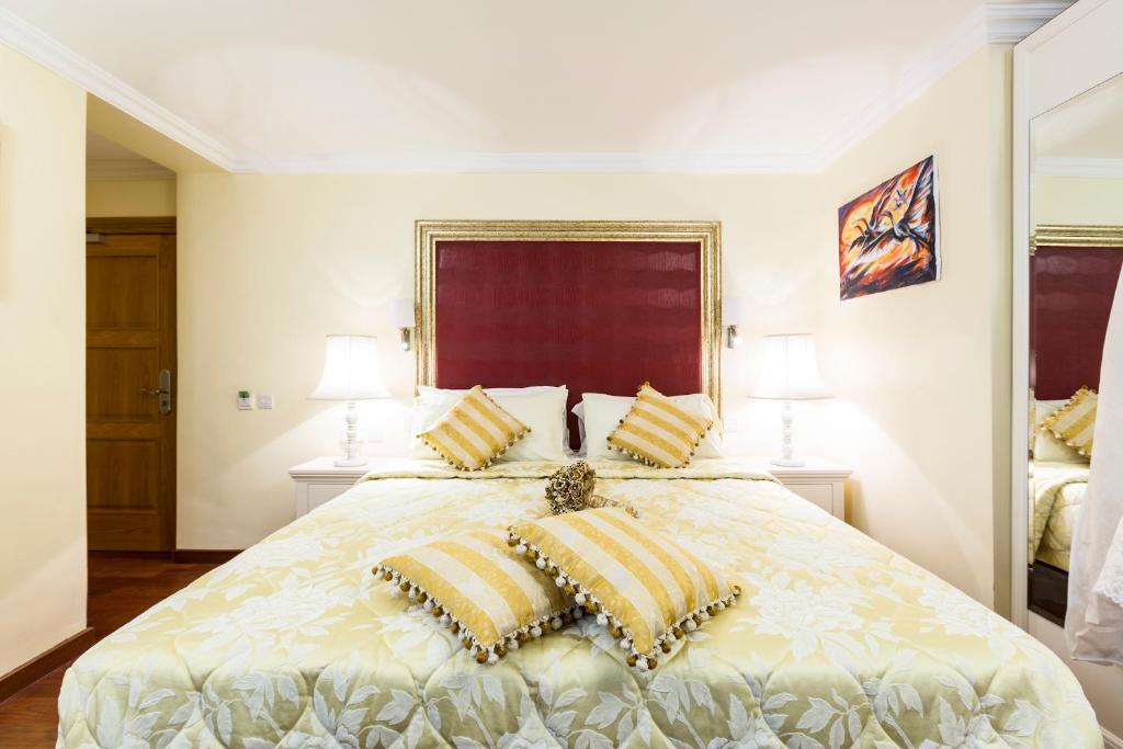 Postel nebo postele na pokoji v ubytování Linton Hotel Luton