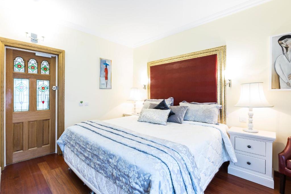 Postel nebo postele na pokoji v ubytování Linton Hotel Luton