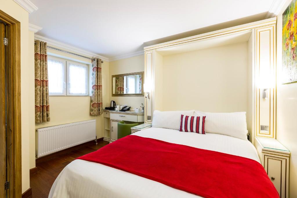 Postel nebo postele na pokoji v ubytování Linton Hotel Luton