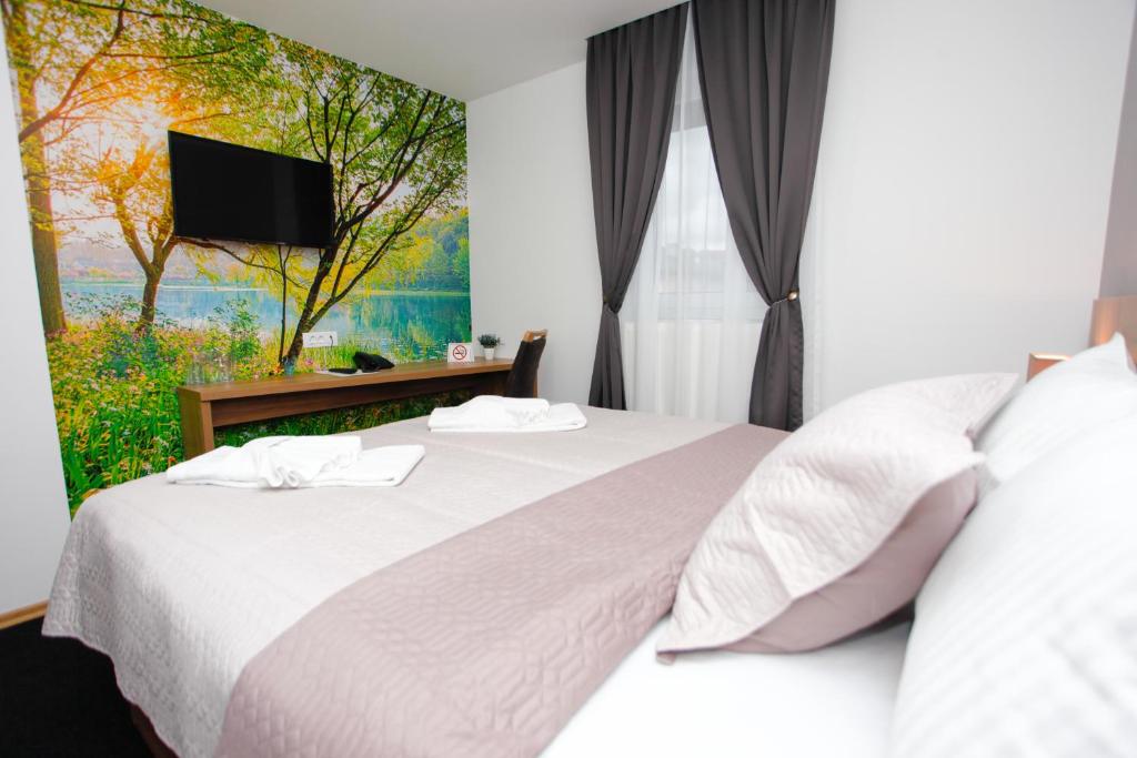 Postel nebo postele na pokoji v ubytování Hotel Kakanj