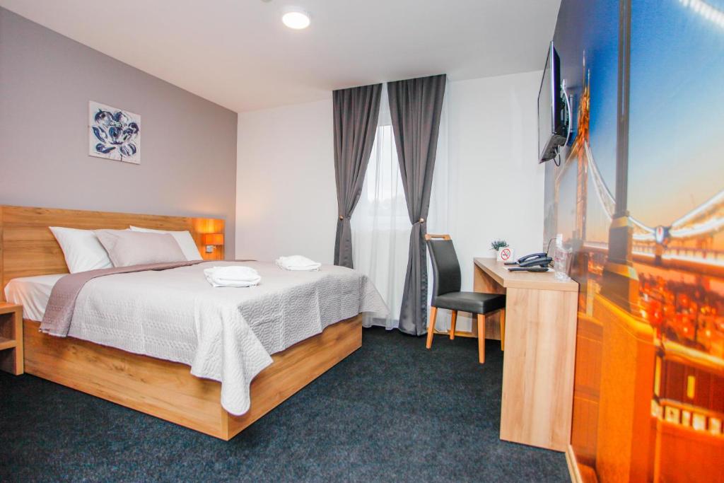 Postel nebo postele na pokoji v ubytování Hotel Kakanj