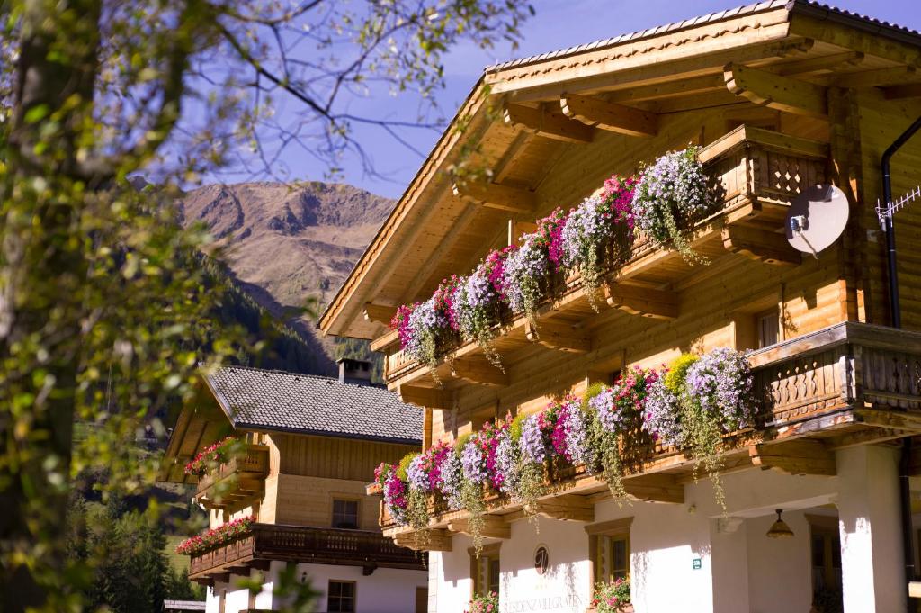 a building with flowers on the side of it at Die Natur Residenz in Innervillgraten