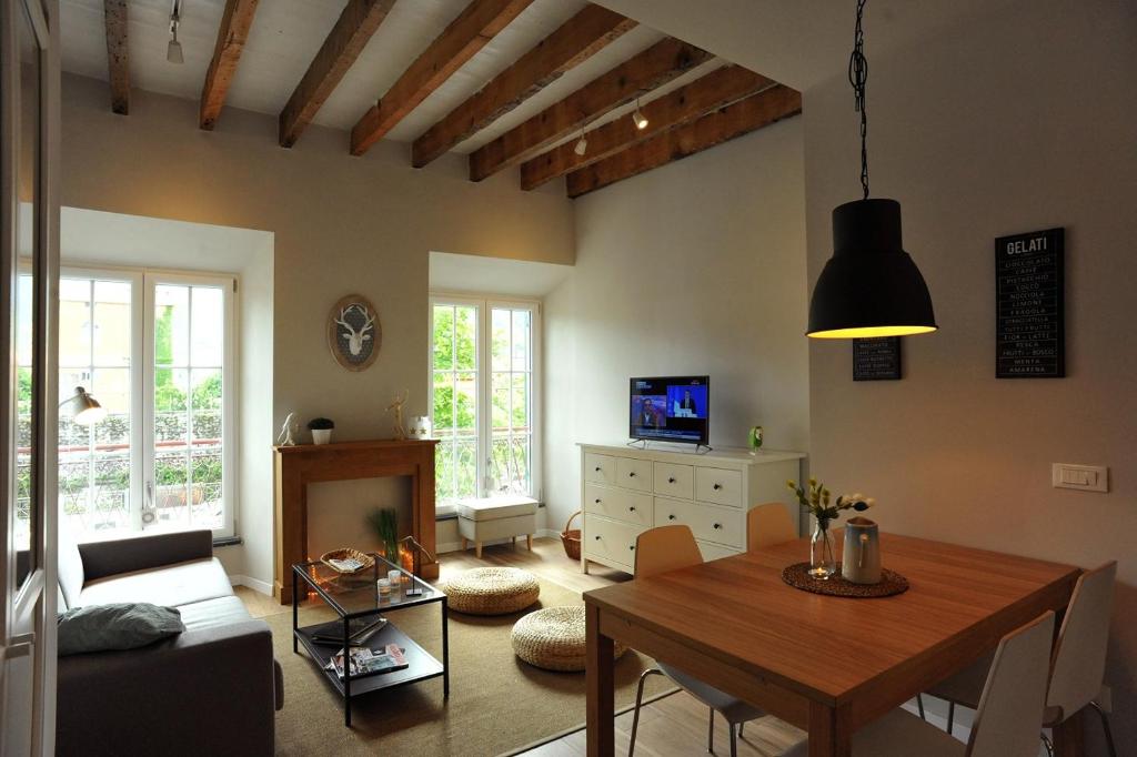 uma sala de estar com uma mesa e um sofá em Belle Cinque Terre Apartments em La Spezia