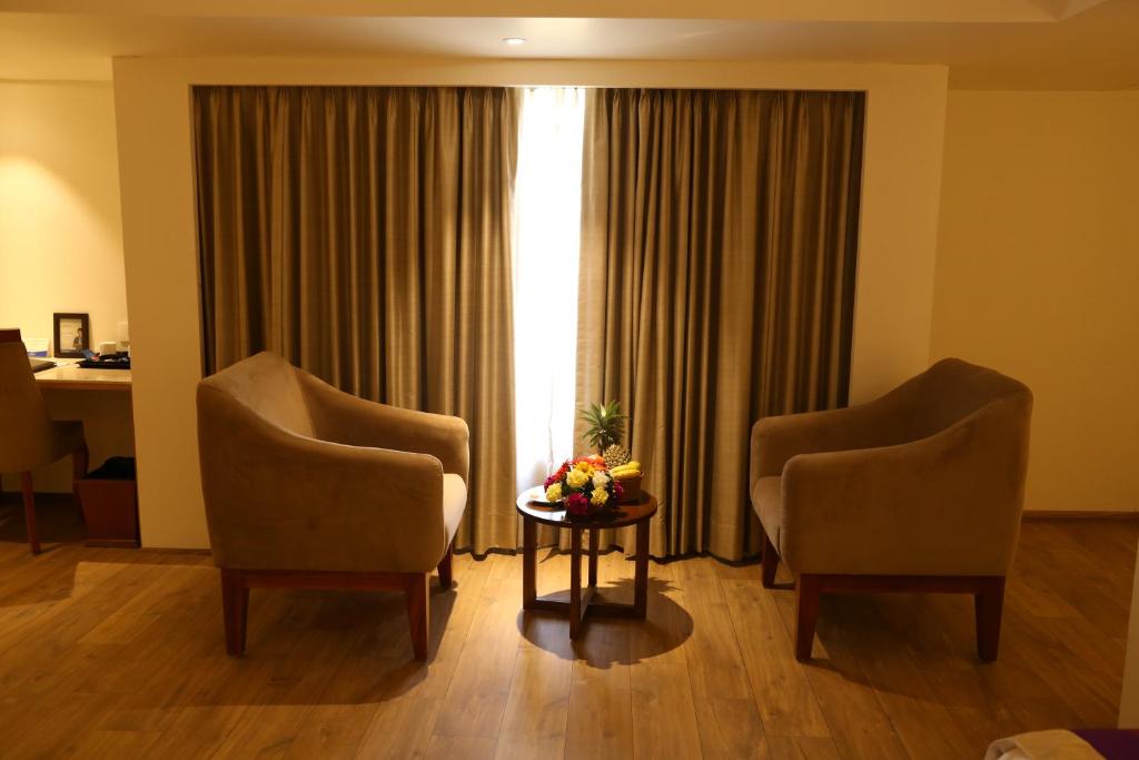 Posezení v ubytování Sarovar Portico Rivera Ahmedabad