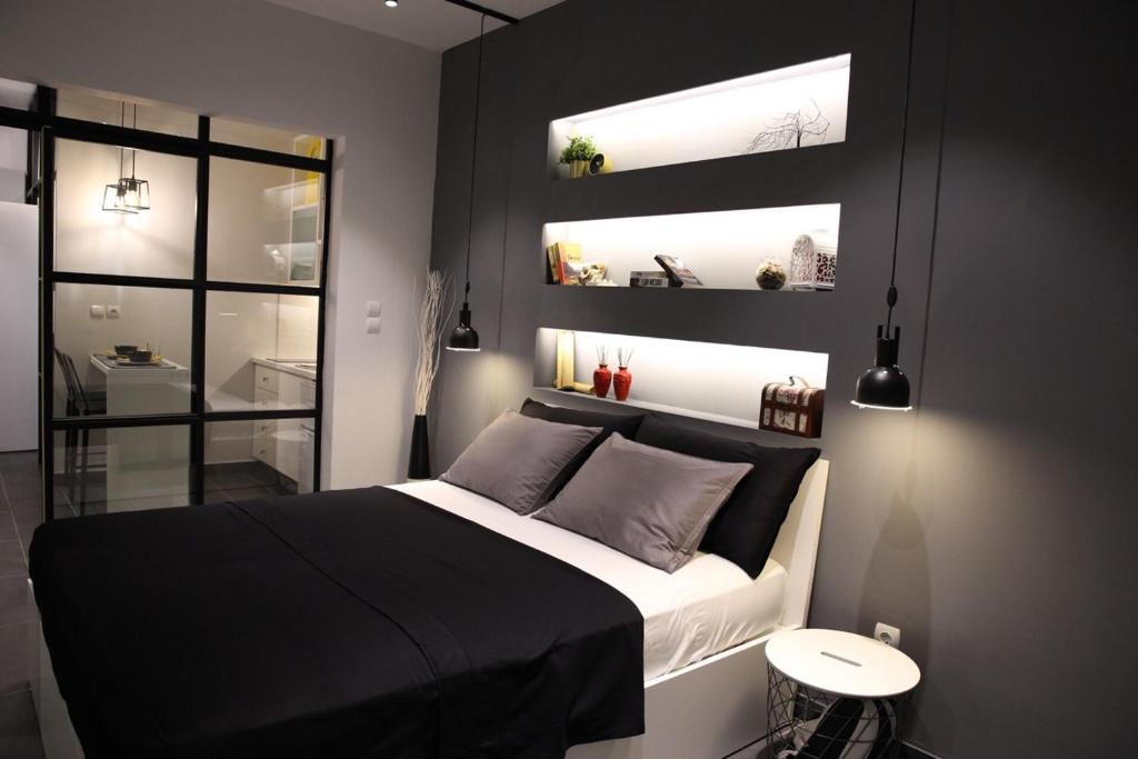 Un dormitorio con una cama en blanco y negro y una ventana en Super Stylish Apartments in Syntagma Square! en Atenas