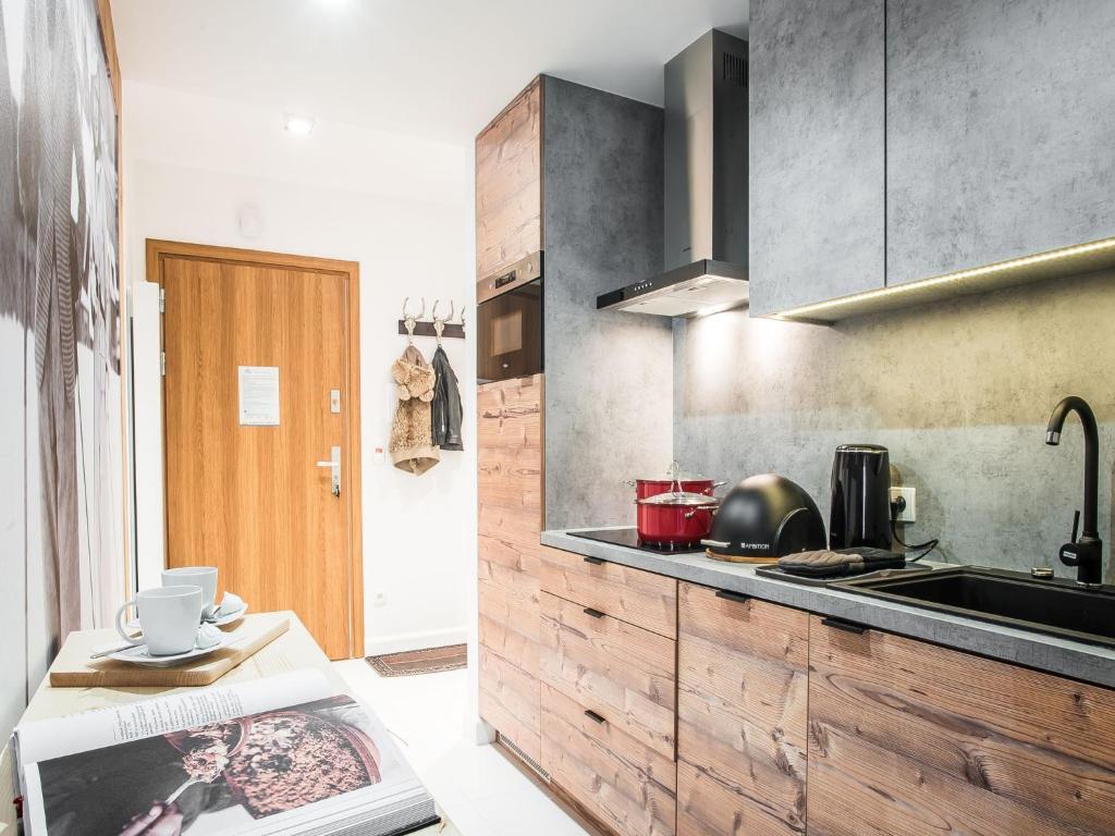 Kuchyňa alebo kuchynka v ubytovaní TatryTop Apartamenty Szymaszkowa Ski Premium