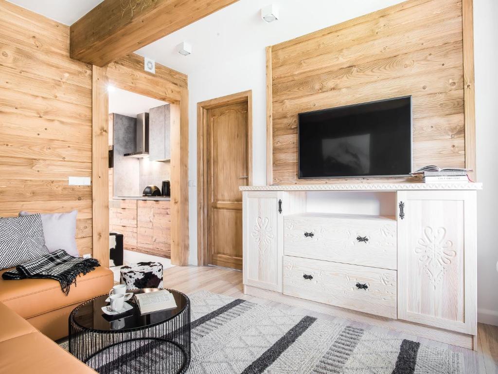 Televízia a/alebo spoločenská miestnosť v ubytovaní TatryTop Apartamenty Szymaszkowa Ski Premium