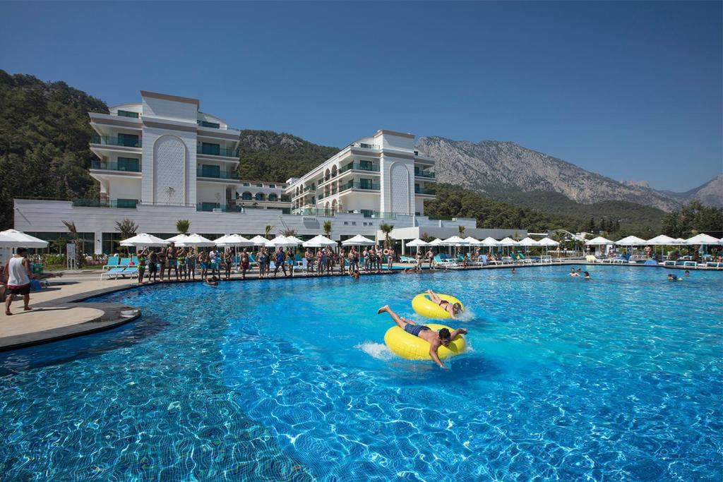 Bazén v ubytování Dosinia Luxury Resort-Ultra All Inclusive nebo v jeho okolí