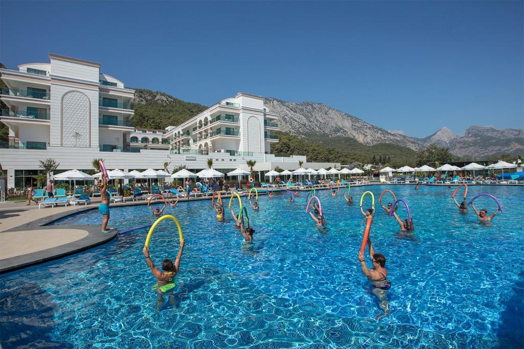 Bazén v ubytování Dosinia Luxury Resort-Ultra All Inclusive nebo v jeho okolí