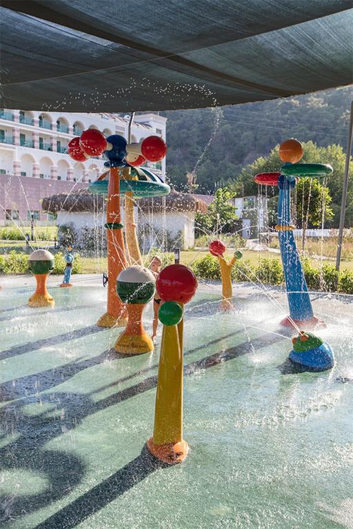 Bazén v ubytování Dosinia Luxury Resort-Ultra All Inclusive nebo v jeho okolí