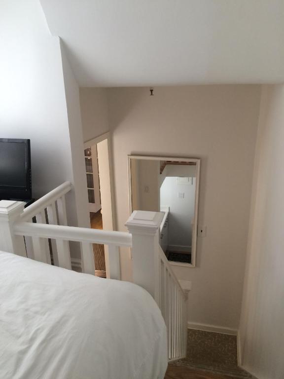 Incentra Village Hotel - Bishop Studio With Full Size Bed And Kitchenette