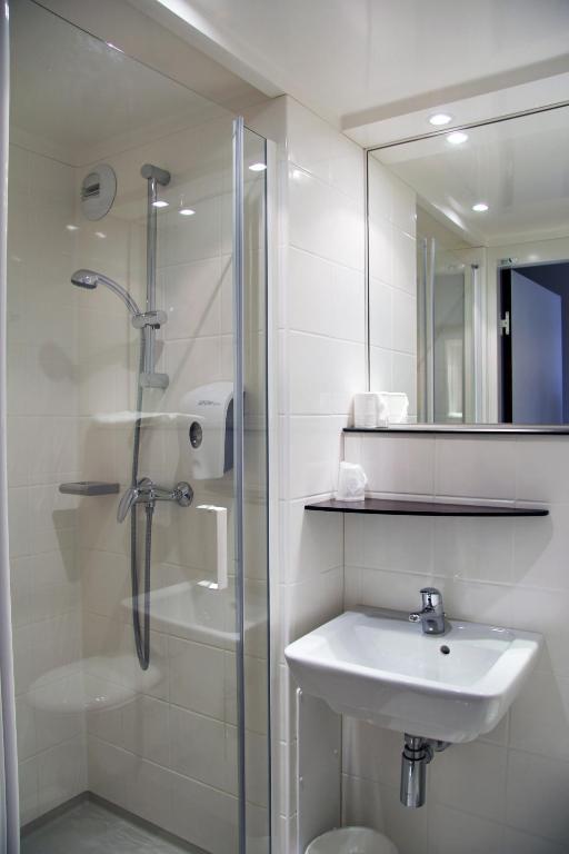 Un baño de Kyriad Direct Mont De Marsan - St Avit