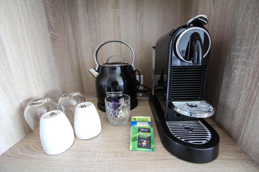 Příslušenství pro přípravu čaje a kávy v ubytování Magma Hotel