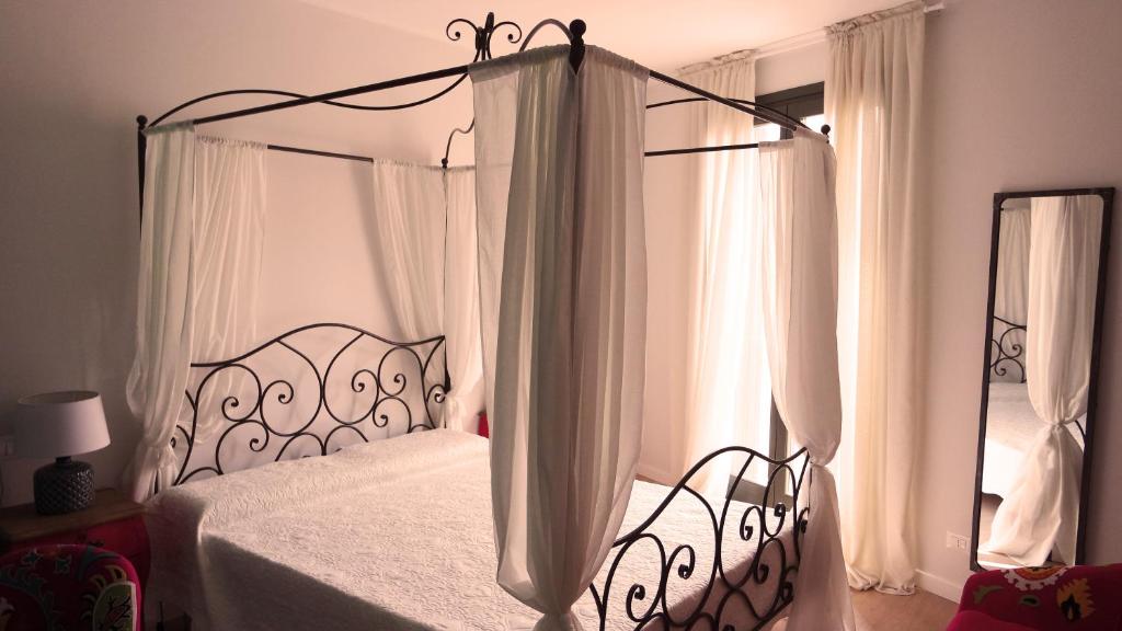 Postel nebo postele na pokoji v ubytování IndispArte Suites