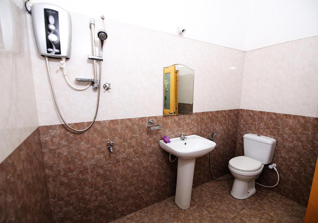 Koupelna v ubytování Lahiru Villa
