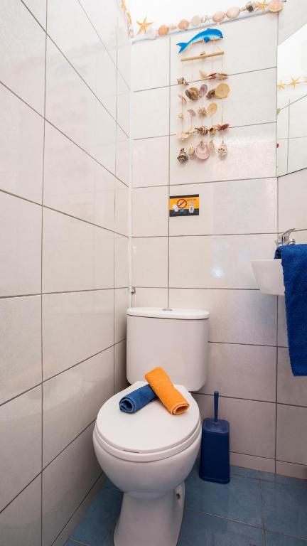 a bathroom with a toilet with a towel on it at Petaluda House 1 in Athens