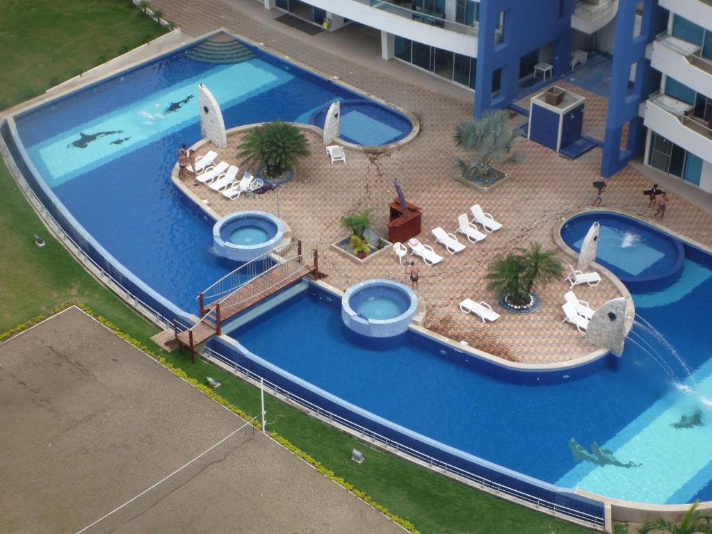 uma vista aérea de uma grande piscina em Departamento Frente al Mar Diamond Beach em Tonsupa