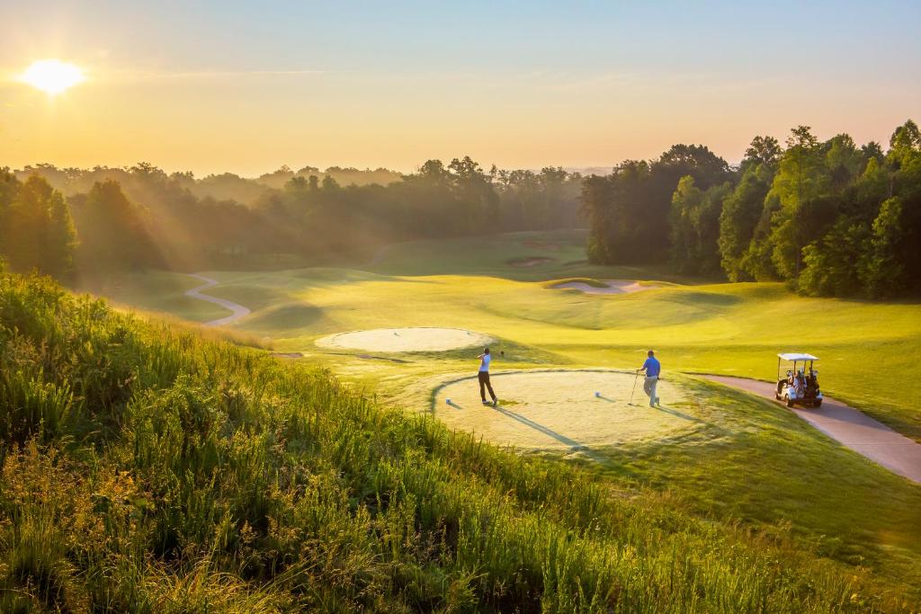 Golf v prázdninového areálu nebo okolí