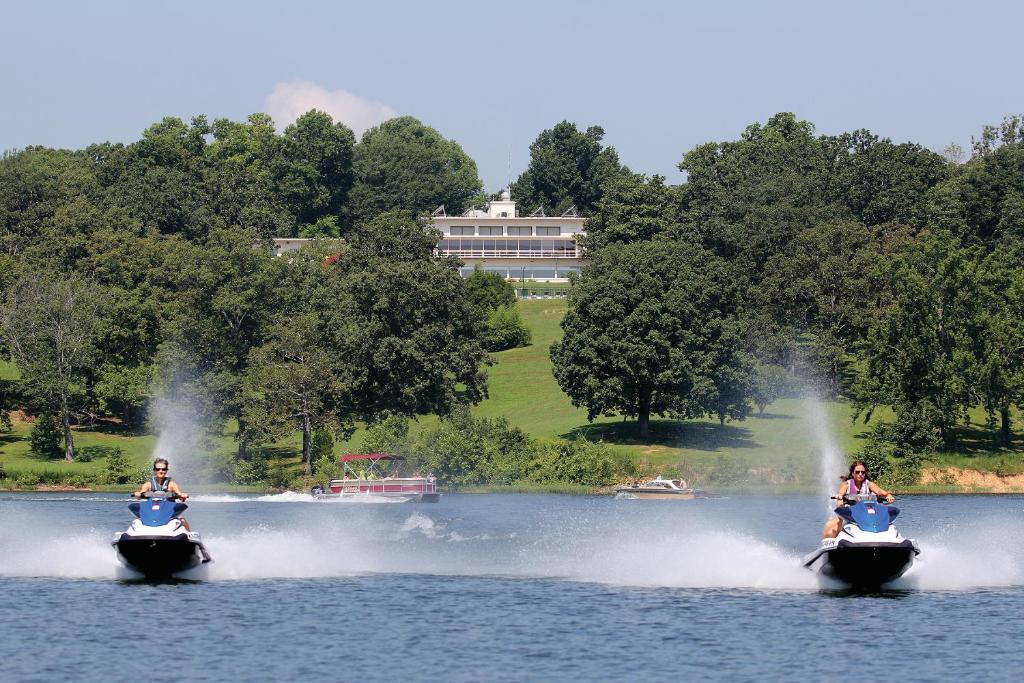 two people on water skis on a lake at Kenlake State Resort Park in Aurora