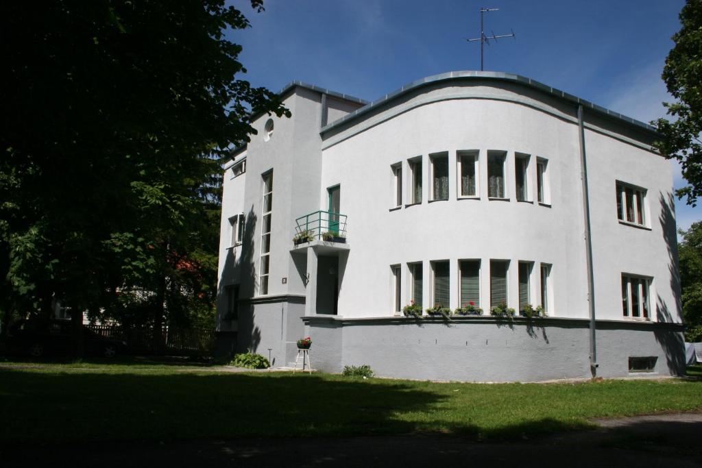 un edificio blanco con una cruz encima en Esplanaadi 25 en Pärnu