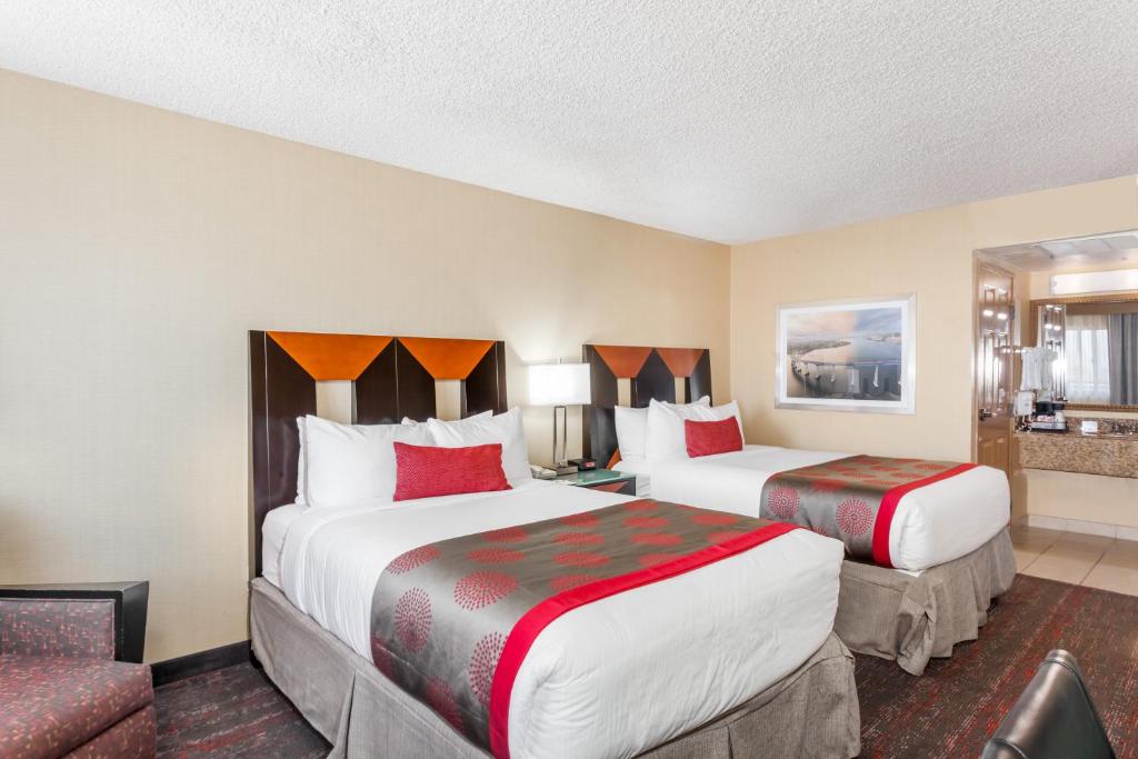 Ramada by Wyndham San Diego National City - 