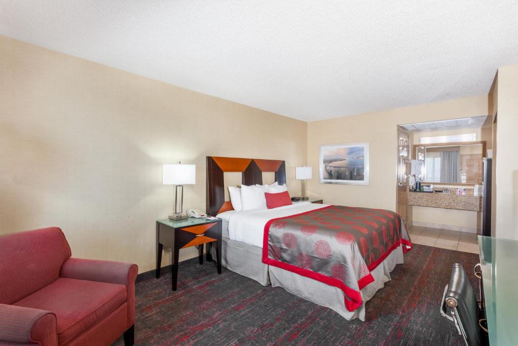 Ramada by Wyndham San Diego National City - 
