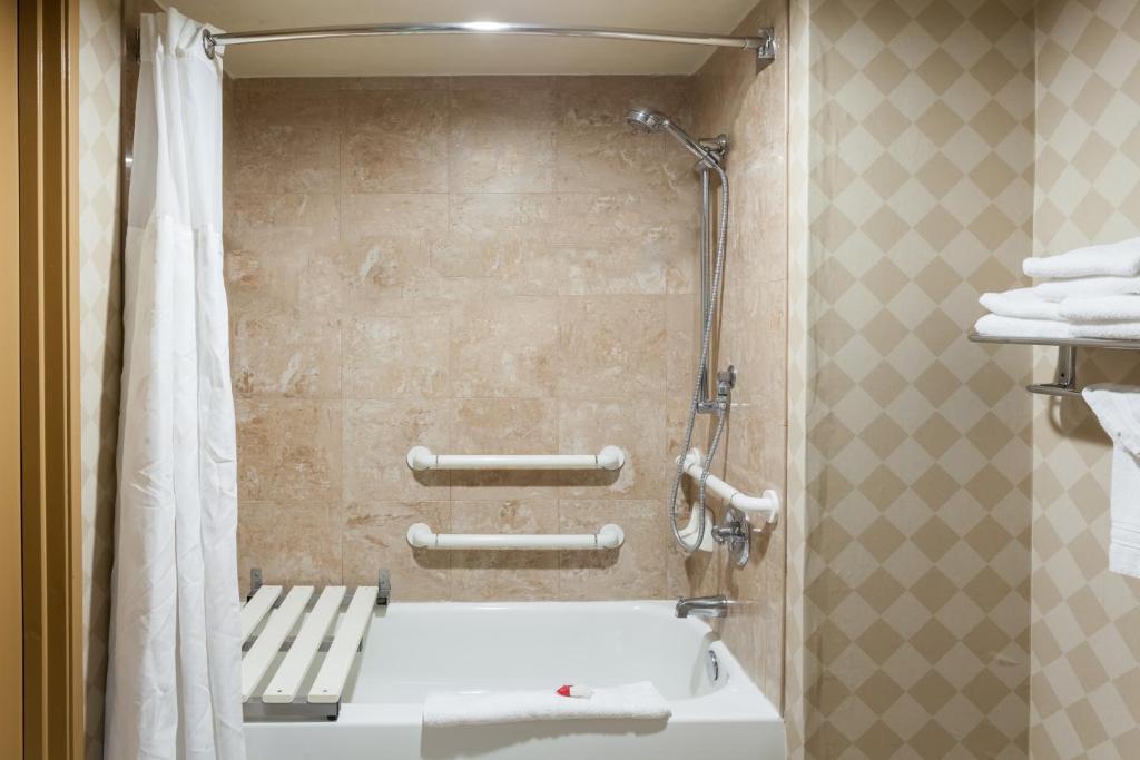 Ramada by Wyndham San Diego National City - 