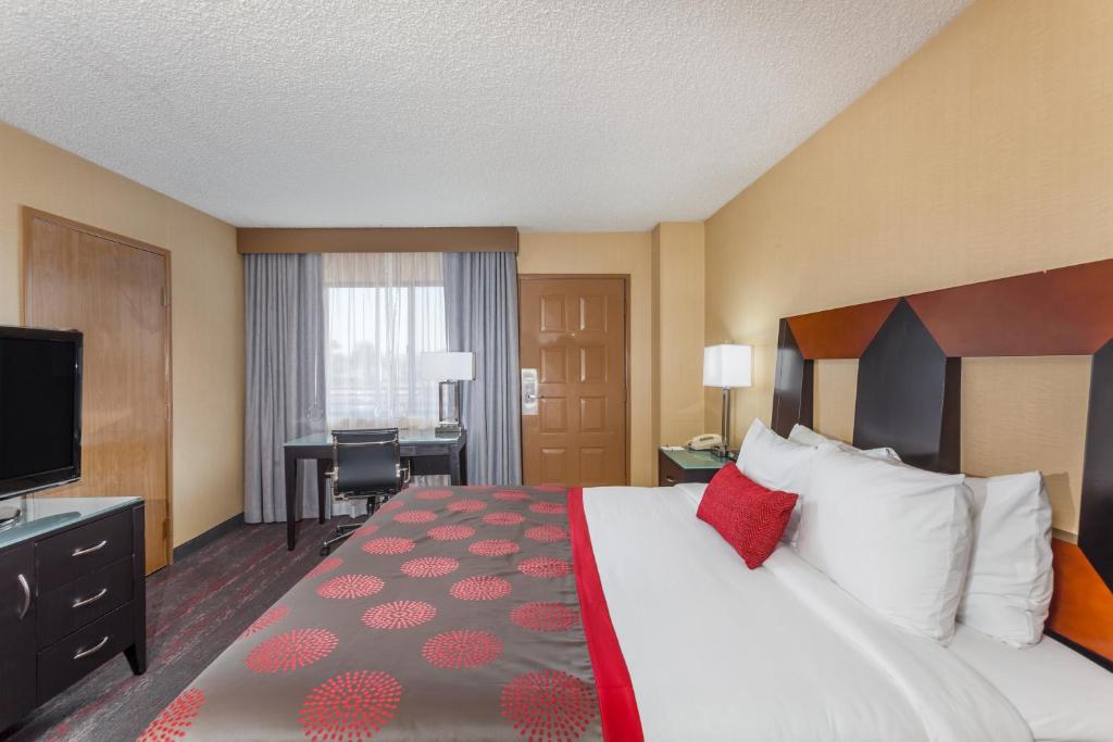 Ramada by Wyndham San Diego National City - 