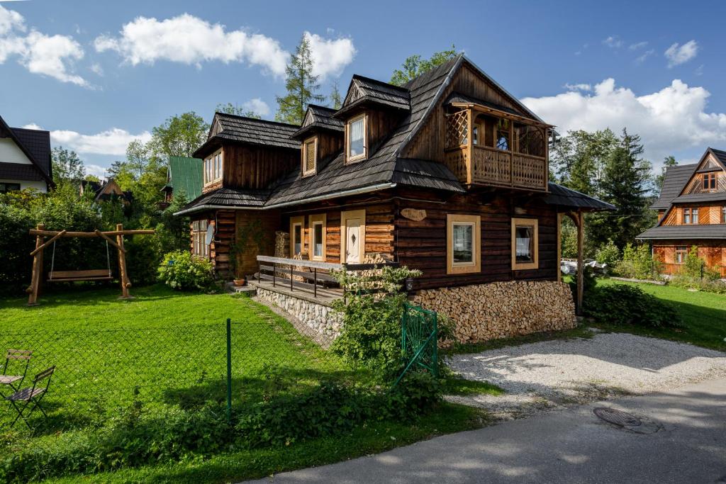 ザコパネにあるApartament przy Regluの庭にバルコニー付きの木造家屋