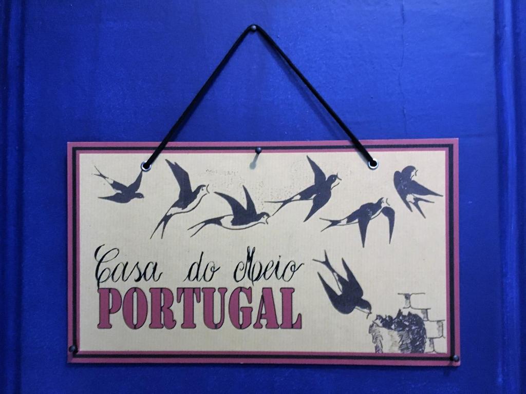 リスボンにあるCasa do Meioの鳥の青い壁掛けの看板